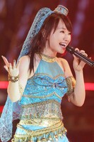 写真は昨年8月4日に開催された「NANA MIZUKI LIVE CIRCUS 2013」西武ドーム公演の様子。（撮影：上飯坂 一、江藤はんな）