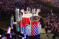 写真は本日8月4日の西武ドーム公演の様子（撮影：上飯坂 一、江藤はんな）。