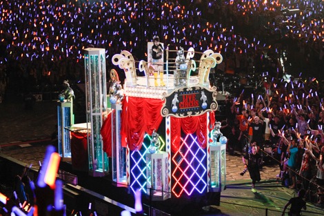 水樹奈々「NANA MIZUKI LIVE CIRCUS 2013」埼玉・西武ドーム公演の様子（撮影：上飯坂 一、江藤はんな）。
