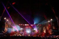 写真は本日8月4日の西武ドーム公演の様子（撮影：上飯坂 一、江藤はんな）。