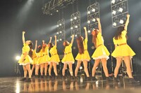 「無題」のラストで拳を突き上げるPASSPO☆。