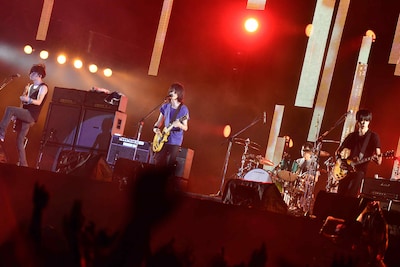 2日日のGRASS STAGEのトリを務めたBUMP OF CHICKEN。