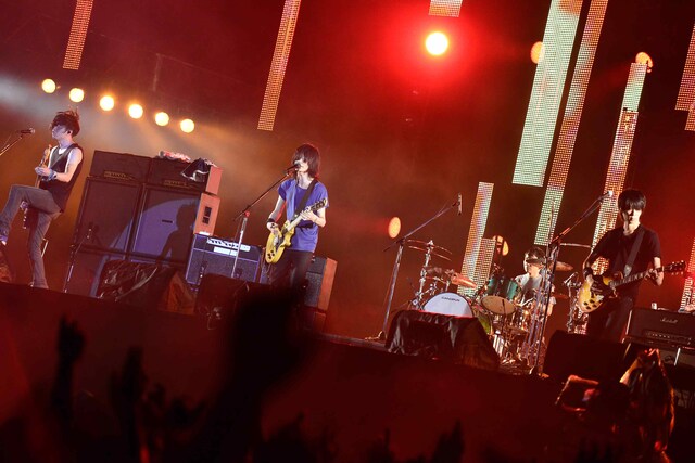 2日日のGRASS STAGEのトリを務めたBUMP OF CHICKEN。