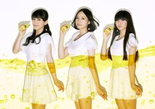 「チョコラBBスパークリング」を手にするPerfume。