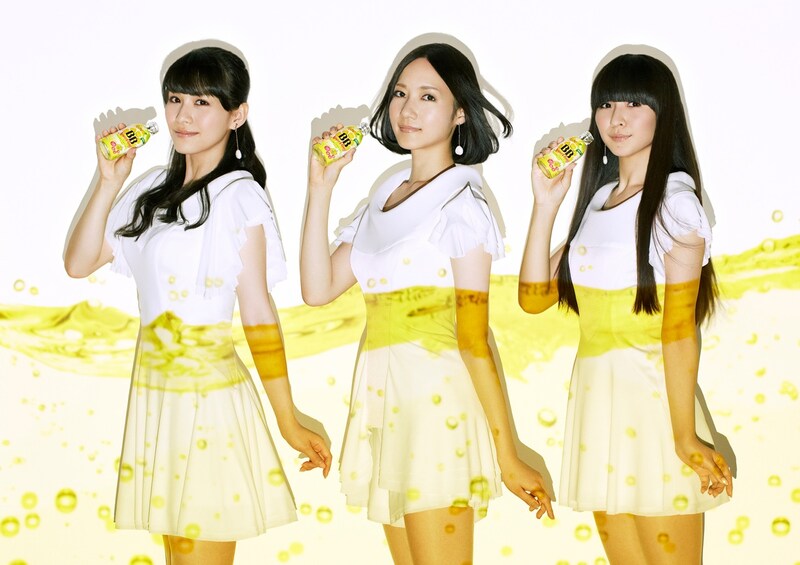 「チョコラBBスパークリング」を手にするPerfume。