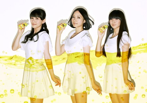 「チョコラBBスパークリング」を手にするPerfume。