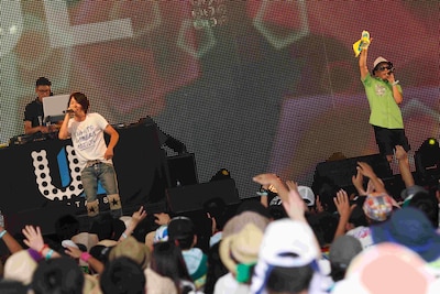 「ROCK IN JAPAN FESTIVAL 2013」でパフォーマンスするUL。