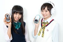 ローランド「ボーカル・トレーナー VT-12」を手にした廣田あいか（写真左）と安本彩花（右）。