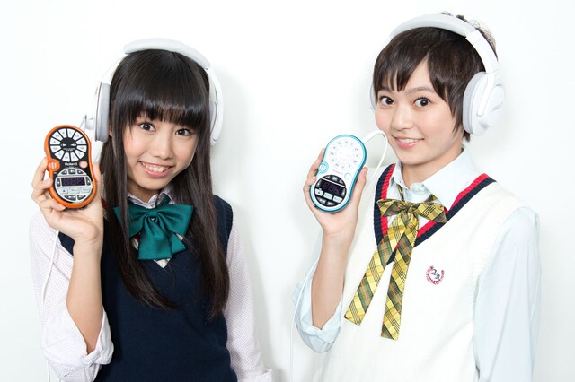 ローランド「ボーカル・トレーナー VT-12」を手にした廣田あいか（写真左）と安本彩花（右）。