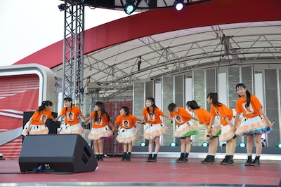 最後に「また明日」を歌うエビ中。