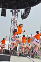 元気に飛び跳ねる私立恵比寿中学。