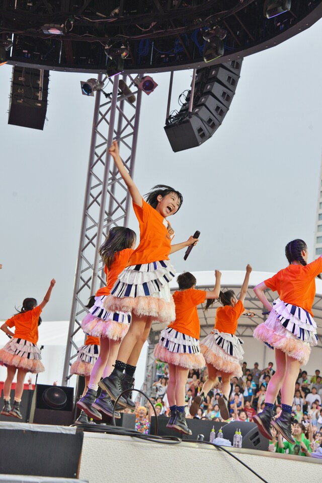 元気に飛び跳ねる私立恵比寿中学。