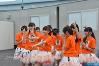 開演直前、リラックスムードのエビ中。