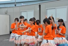 開演直前、リラックスムードのエビ中。