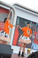 真山りか（写真左）と鈴木裕乃（右）。