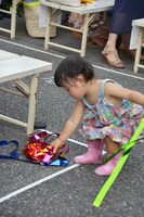 銀テープを拾うチビッ子。