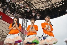 突然の1曲追加で観客からリクエストを募る廣田あいか、安本彩花、真山りか（写真左から）。