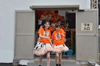 終演直後、控え室に戻るときも元気いっぱいのエビ中。