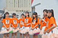 終演後テレビ取材を受けるエビ中。