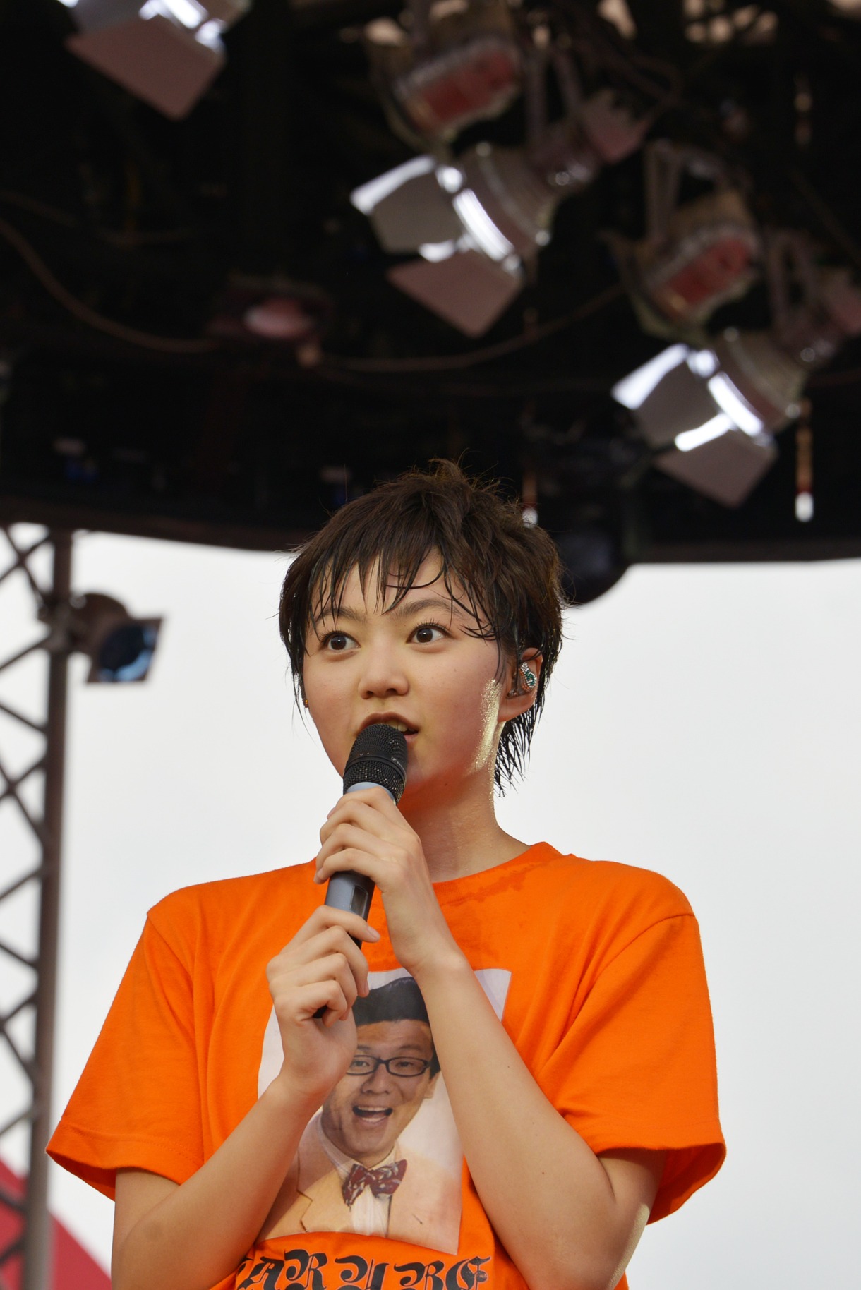 安本彩花