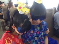 目隠し姿で連行される秋本帆華＆咲良菜緒コンビ。