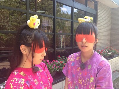 目隠し姿で連行される安藤ゆず＆大黒柚姫コンビ。