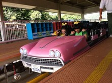 遊園地を満喫する坂本遥奈＆伊藤千由李コンビ。