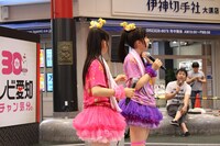 4人の到着までトークで間を埋めるゆずゆずコンビと“店長”こと長谷川マネージャー。