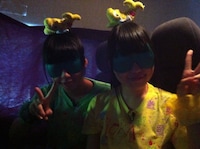 目隠し姿で連行される坂本遥奈＆伊藤千由李コンビ。