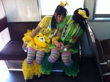 電車に揺られてまったりする坂本遥奈＆伊藤千由李コンビ。