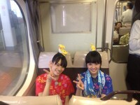 電車移動でごきげんの秋本帆華＆咲良菜緒コンビ。
