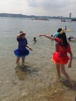 夏の海を満喫する秋本帆華＆咲良菜緒コンビ。