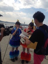 夏の海を満喫する秋本帆華＆咲良菜緒コンビ。