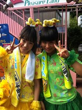 遊園地を満喫する坂本遥奈＆伊藤千由李コンビ。