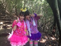 必死で下山しながらも笑顔は欠かさないゆずゆずコンビ。