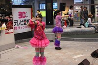 ファンの協力を受け2人で「恋人はスナイパー」を歌うゆずゆずコンビ。