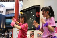 メンバーの到着を待つゆずゆずコンビ。