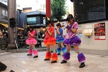 4人だけで新曲「尾張の華」を歌う安藤ゆず、秋本帆華、咲良菜緒、大黒柚姫。
