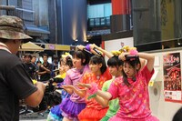 全員集合して「乙女受験戦争」を歌うチームしゃちほこ。