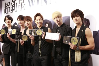 直筆サインを入れたニューシングル「WINNER」を手にした超新星の6人。
