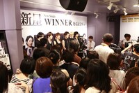 報道陣とファンに囲まれた超新星。