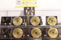 超新星のサインが書き入れられたニューシングル「WINNER」の“スーパープレミアム盤”。