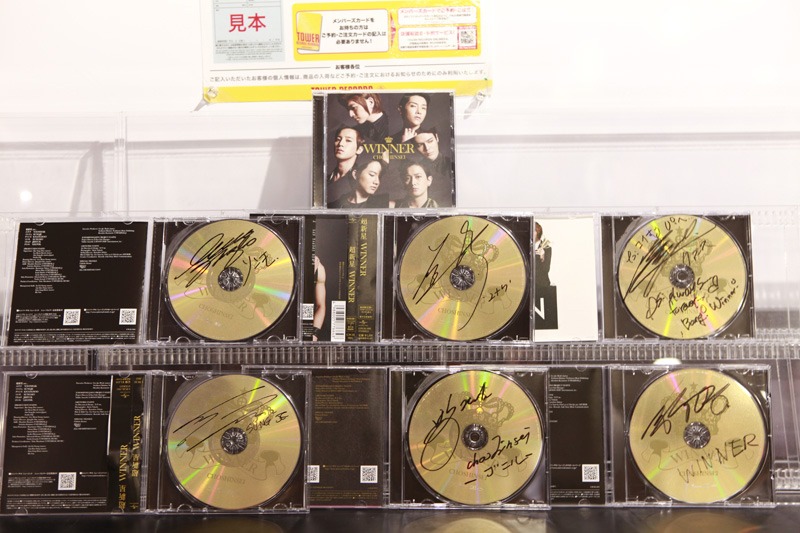 超新星のサインが書き入れられたニューシングル「WINNER」の“スーパープレミアム盤”。
