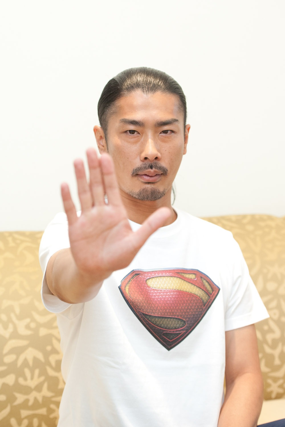 菅が大好きなシーンのケビン・コスナーを再現。