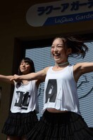 左から奥村真友里、岡本真依。