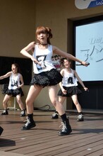 左から河野穂乃花、谷尾桜子、岡本真依。