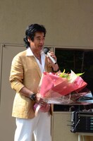 花束を持ってきた藤岡弘、。