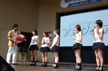 花束をひめキュンフルーツ缶に渡す藤岡弘、。