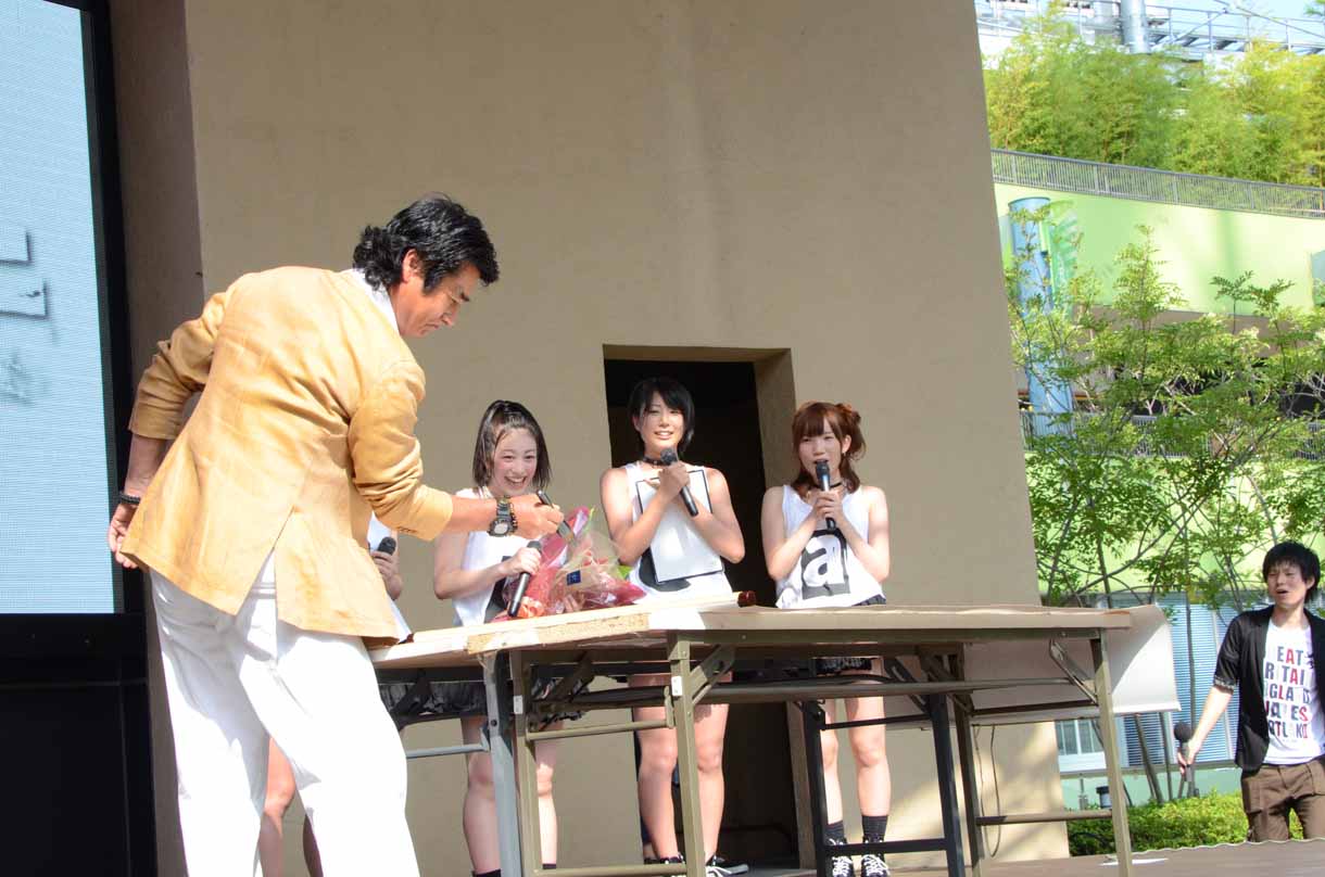掛け軸に筆を入れる藤岡弘、。