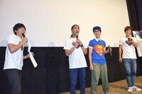 観客から大きな拍手で迎えられた4人。